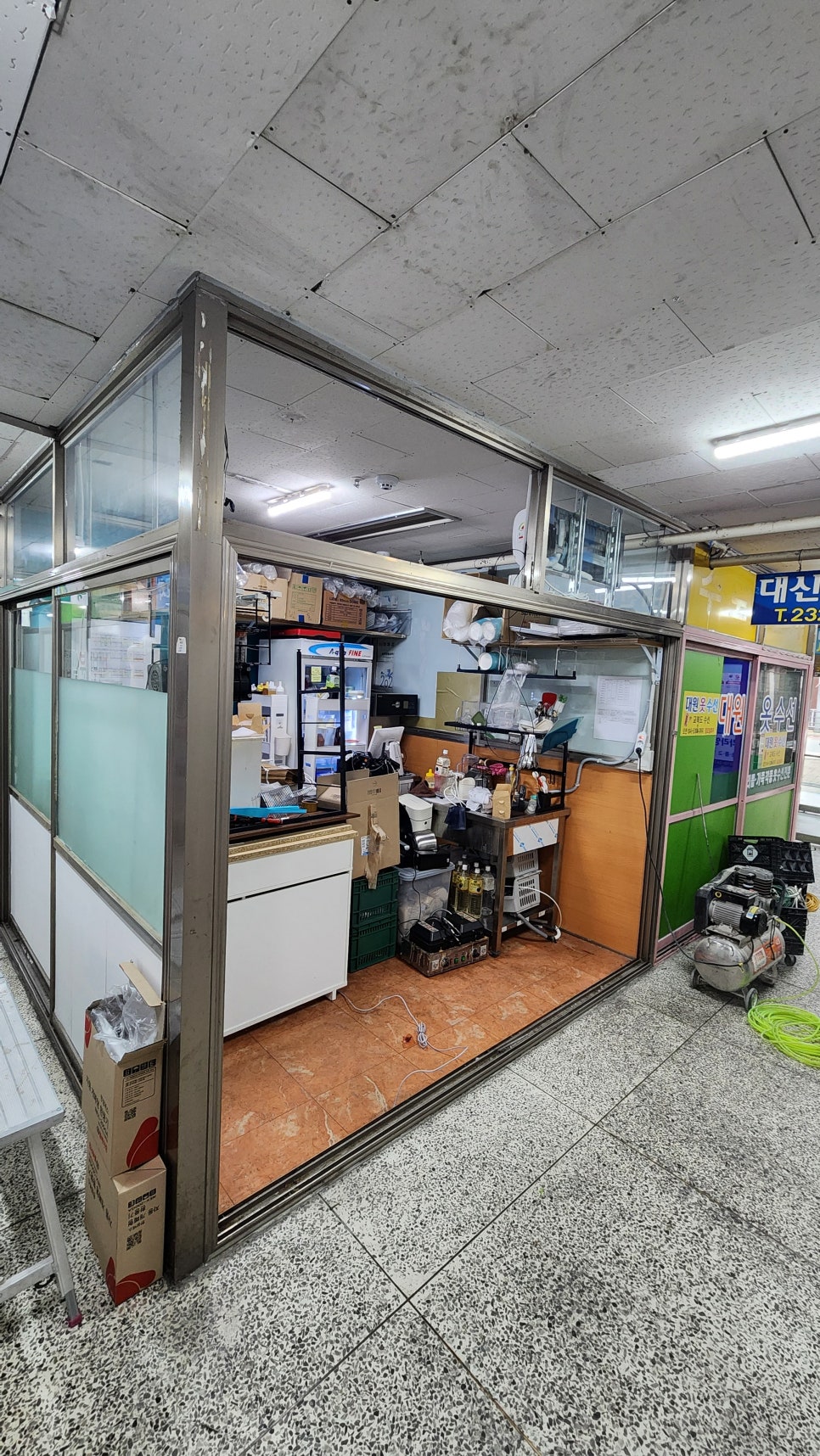 와플가게 목공｜테이크아웃 배식구·키오스크 자리·문 목공 현장