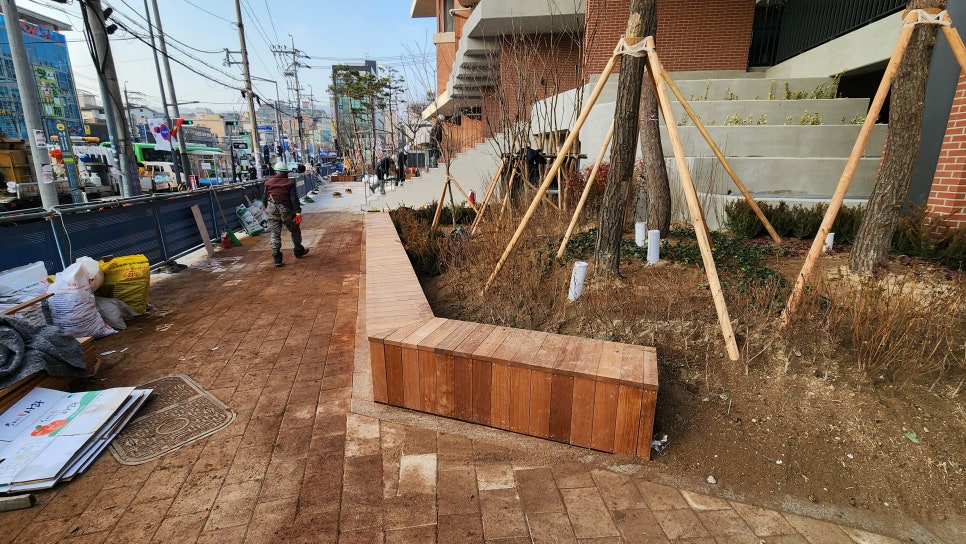 공공시설 멀바우 벤치 목공｜금속 골조 위 목재 마감 목공 현장