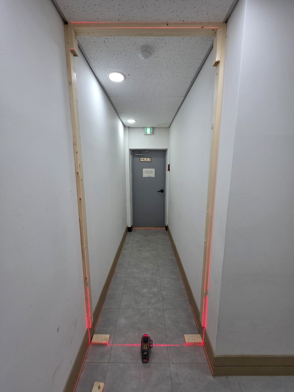 학원 출입문 설치 목공｜자작합판 마감과 걸레받이 연결 목공 현장
